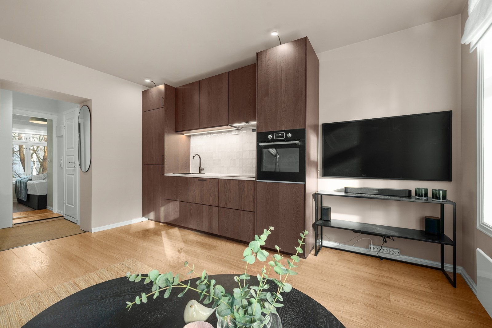 Kjøkkenet ble montert i 2025 og er naturlig integrert i oppholdsrommet. Kjøkkenet er i åpen løsning til stuen, med for øvrig god plass til sittegruppe og vegghengt TV i oppholdsrommet. Galleribilde