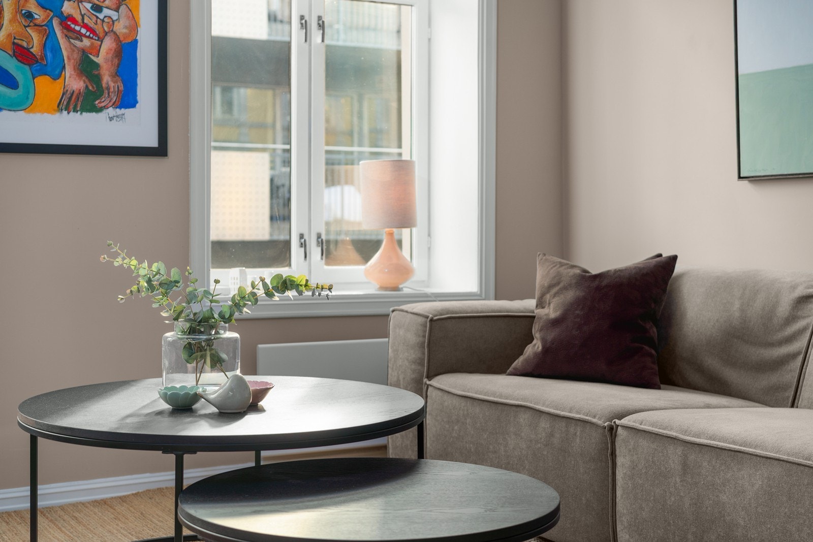 Store, klassiske vindusflater slipper inn rikelig med dagslys. Galleribilde