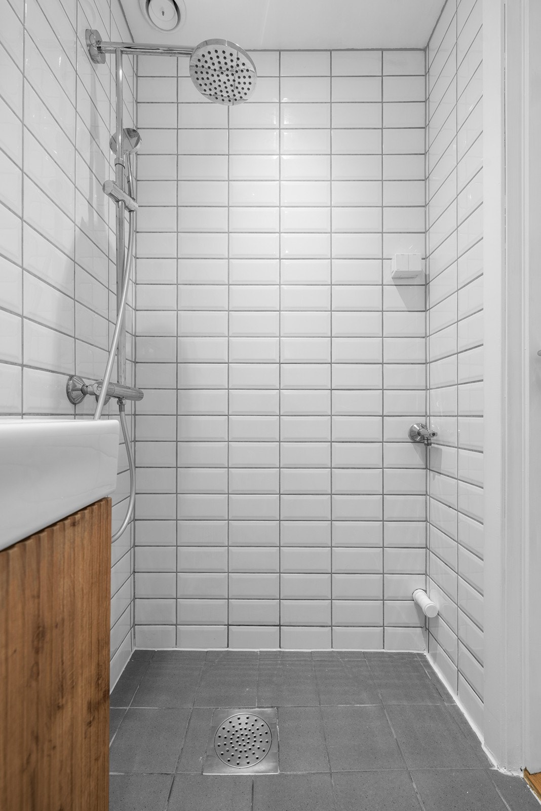 Dusjsonen er utstyrt med regnfallsdusj for ekstra komfort. Galleribilde