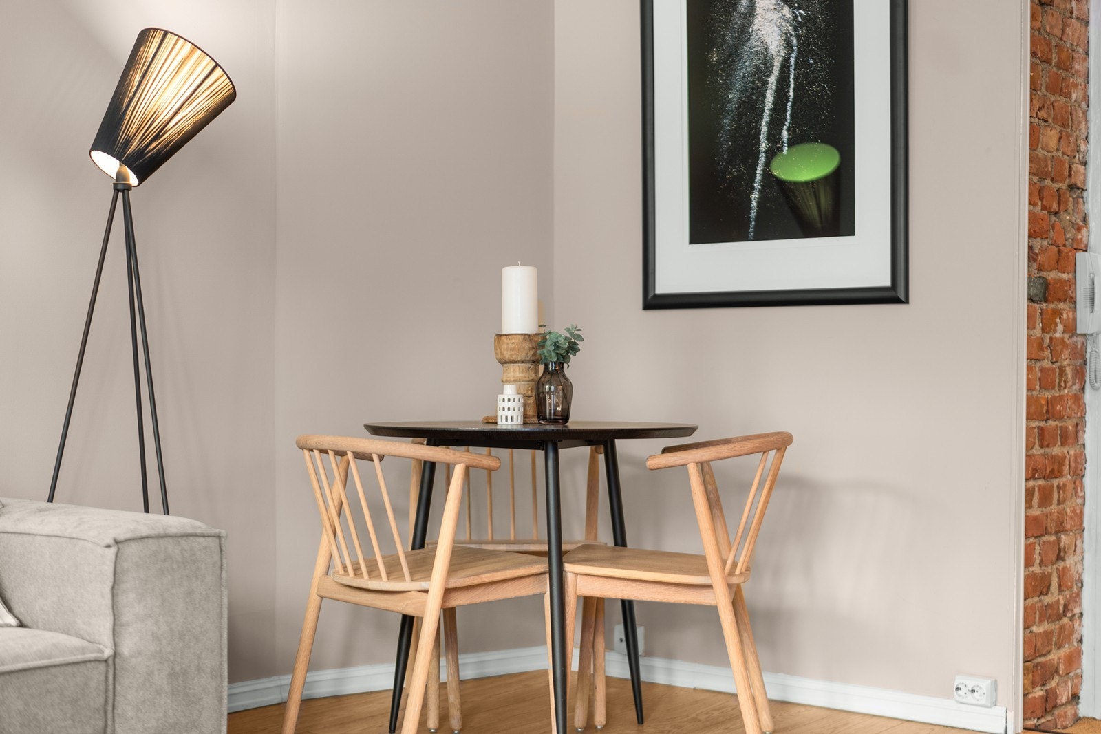 I stuen er det også plass til en spisegruppe for hyggelige måltider. Galleribilde