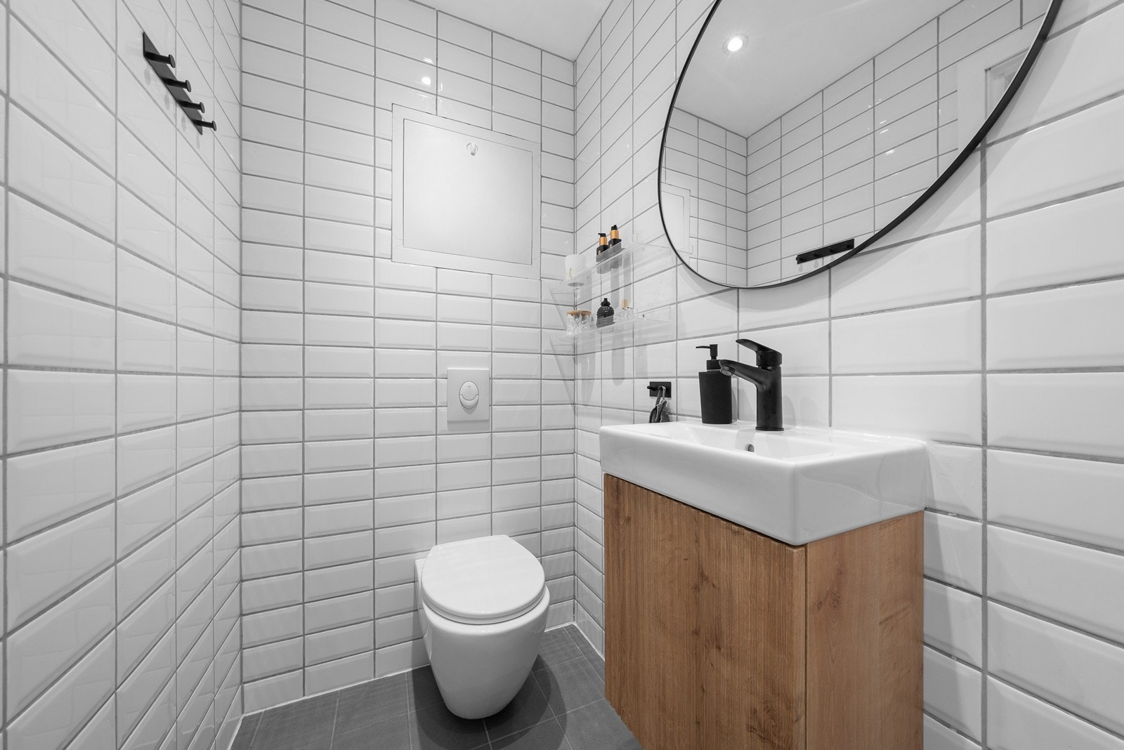 Baderomsinnredning med servant og speil, samt downlights i taket for god belysning. Galleribilde