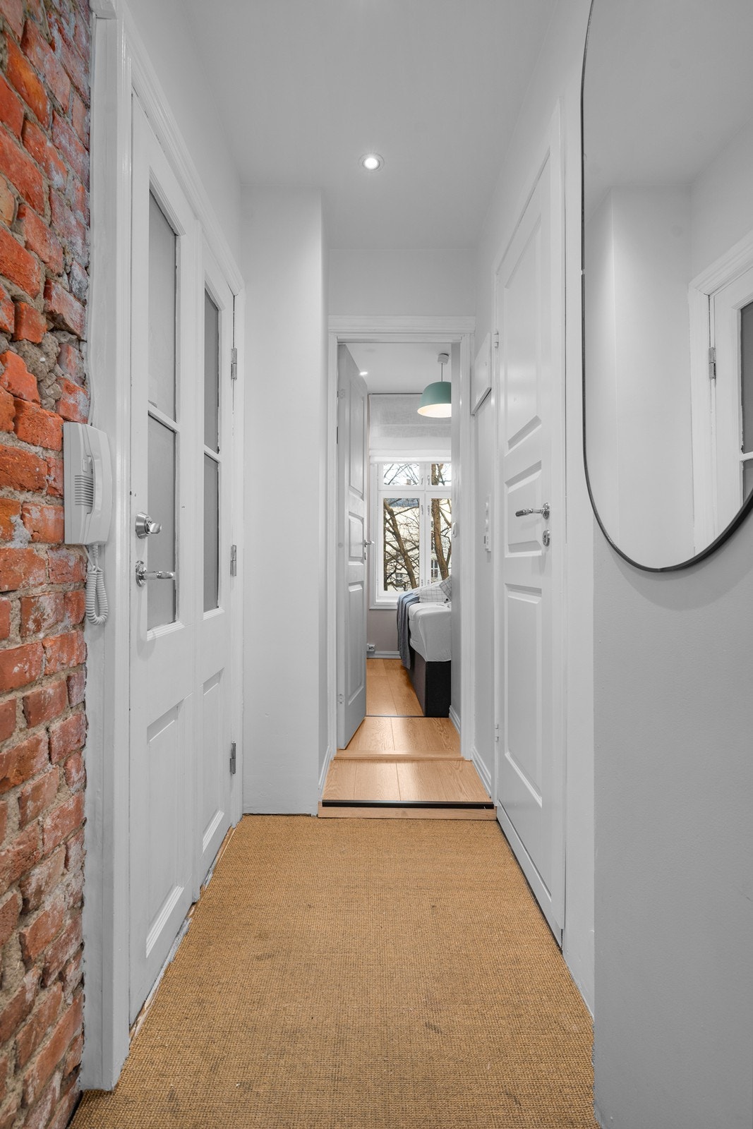 Velkommen inn i en entré med en eksponert teglsteinsvegg som gir særpreg. Galleribilde