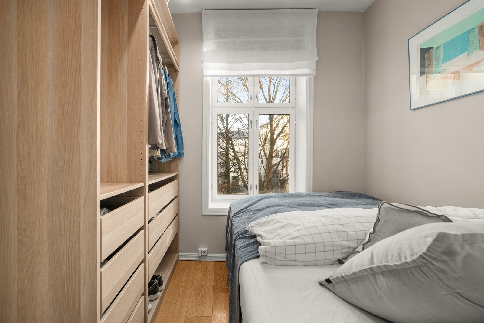 Soverommet er innredet med en romslig garderobeløsning med god plass til oppbevaring. Galleribilde