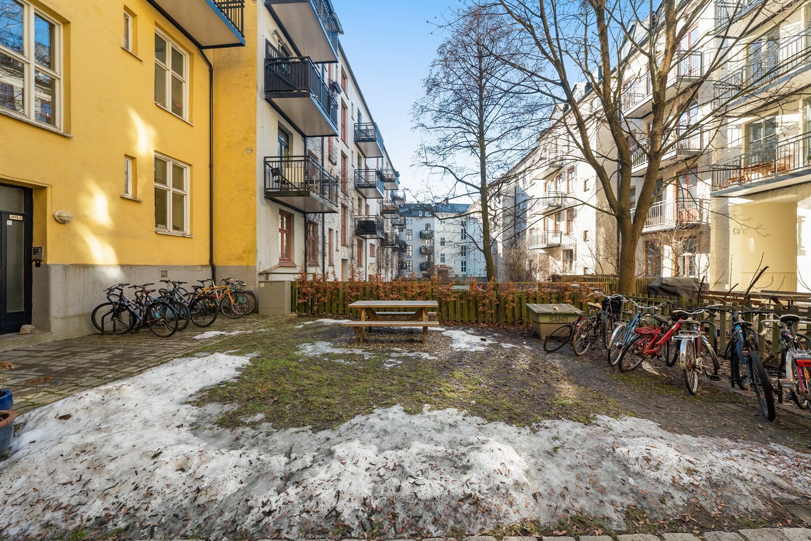 I den felles bakgården er det rikelig med plass for sykkelparkering. Galleribilde