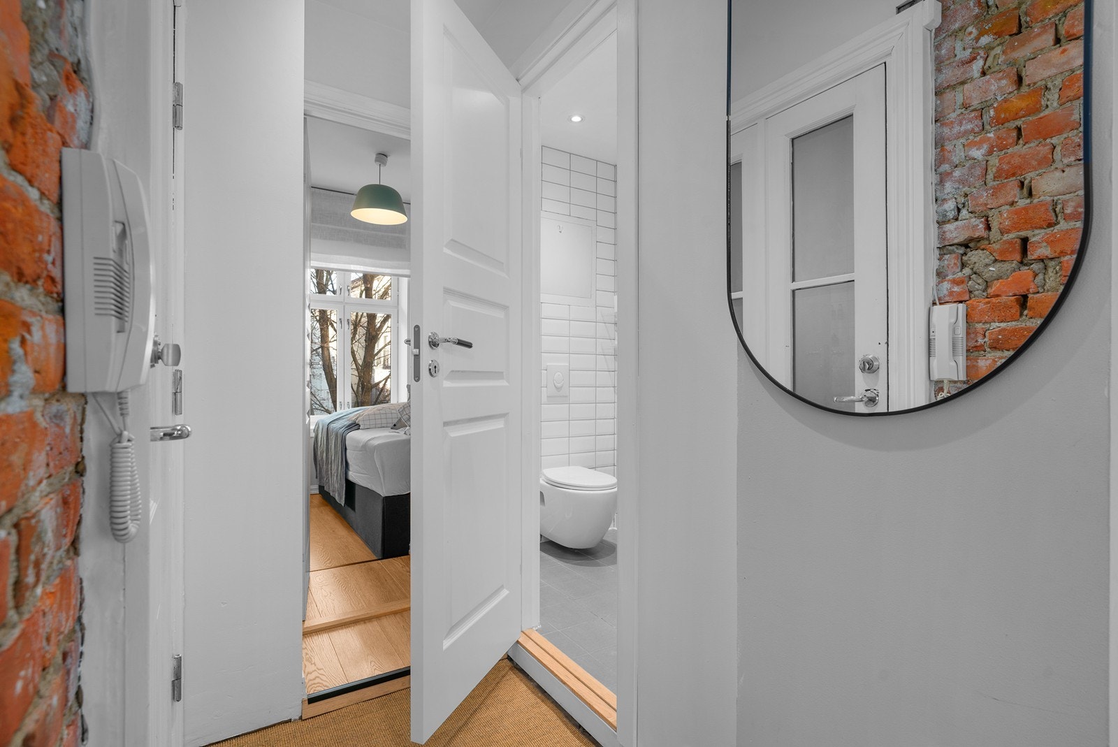 Entréen gir adkomst til samtlige av leilighetens rom, noe som gir en praktisk planløsning. Galleribilde