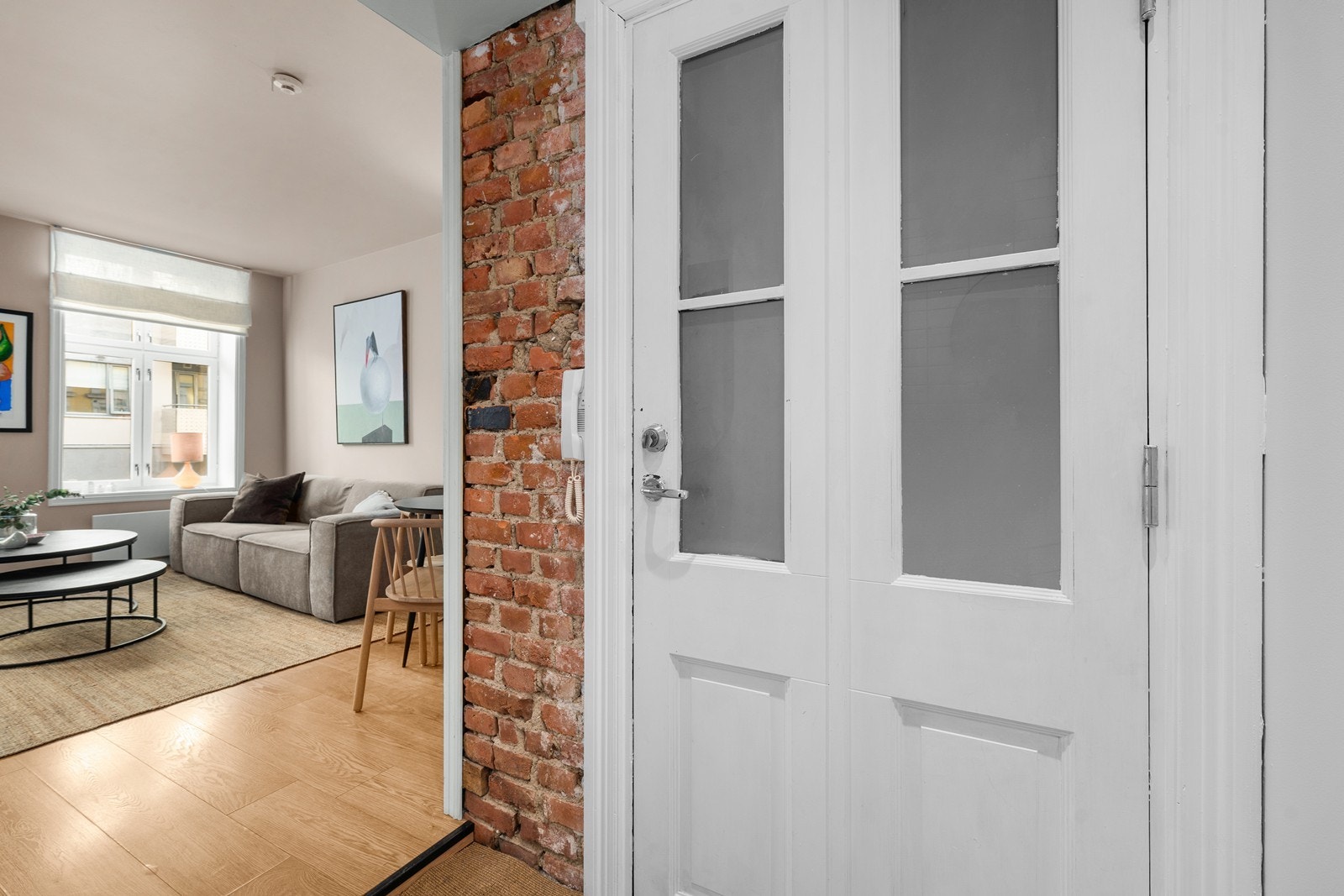 Fra gangen er det direkte tilgang til stuen, med gjennomgående eikeparkett i alle oppholdsrom. Galleribilde