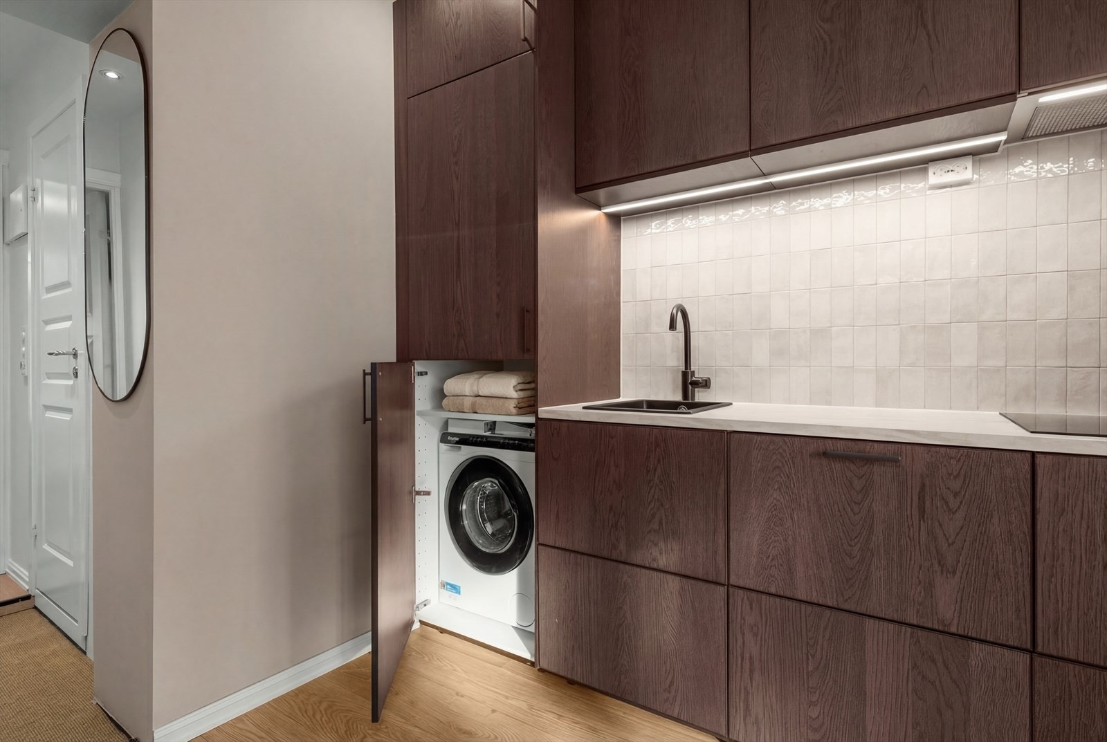 På kjøkkenet er det en smart løsning med kombinert vask/tørk skjult i høyskap. Galleribilde