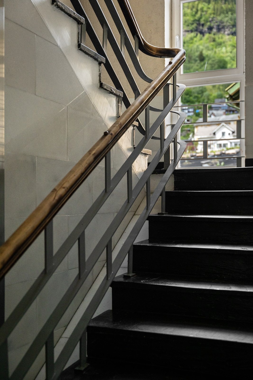 Sameiet kan skilte med flotte fellesarealer utformet med klassiske og tidløse kvaliteter, som skaper en elegant og innbydende ramme for både beboere og besøkende. Galleribilde