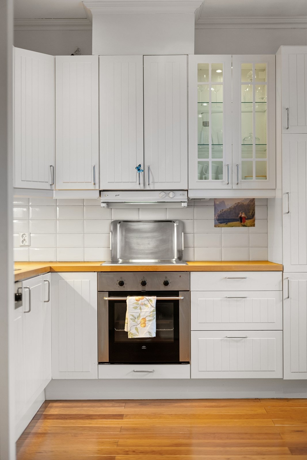 Kjøkkeninnredningen er fra 2007 og har integrerte hvitevarer og heltre benkeplate. Galleribilde