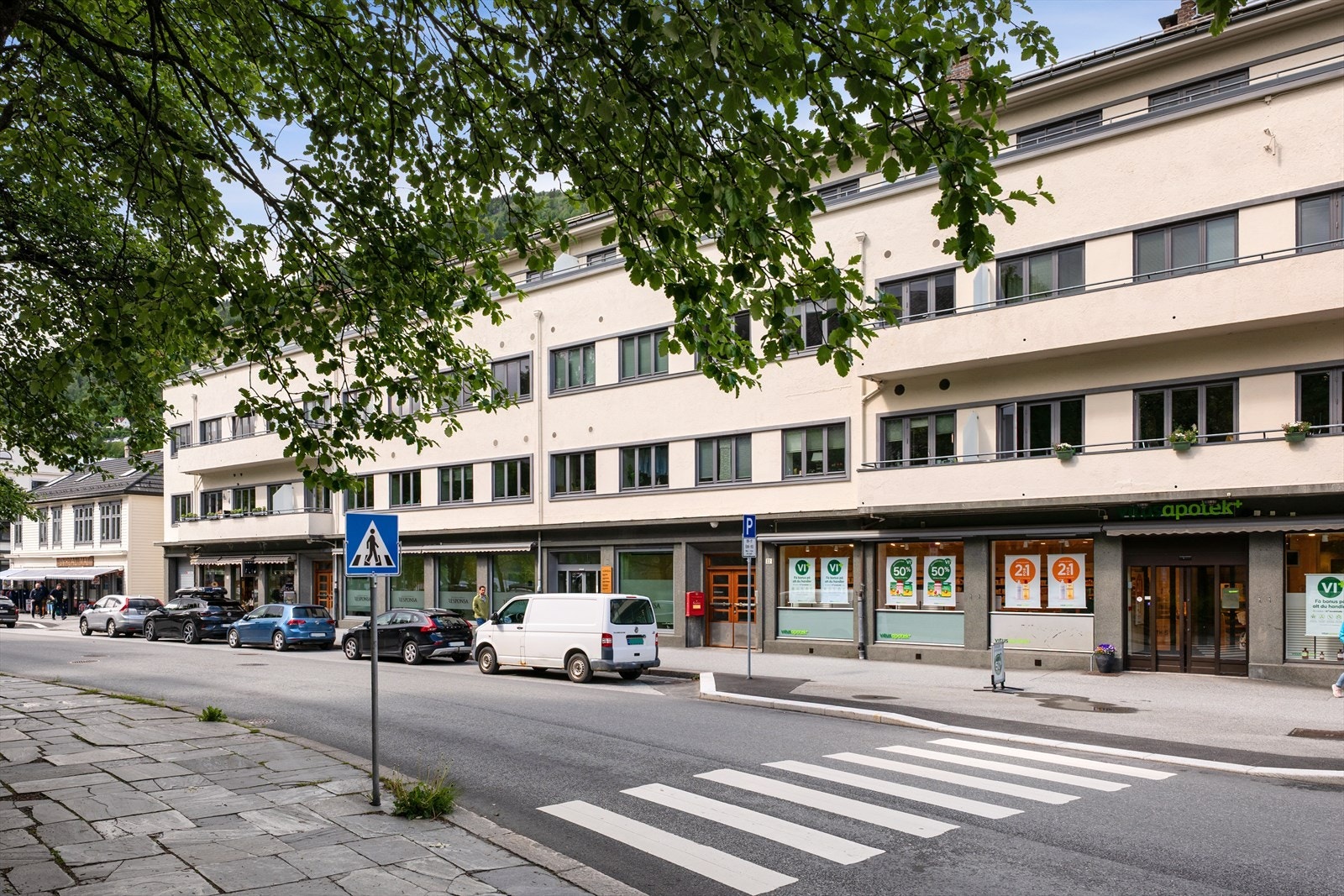 Praktisk å ta heisen ned på gateplan og så er en på Vangen. Galleribilde