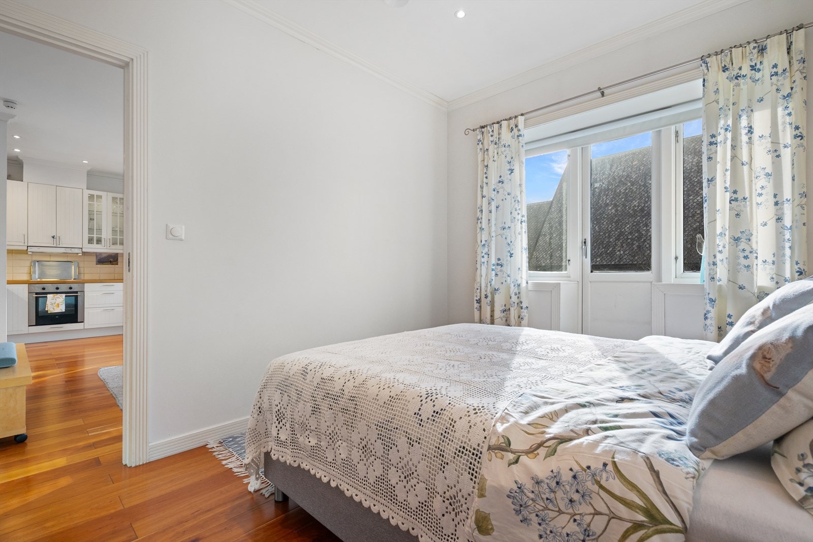 Her er det samme gode takhøyden og utgang til luftebalkong. Galleribilde