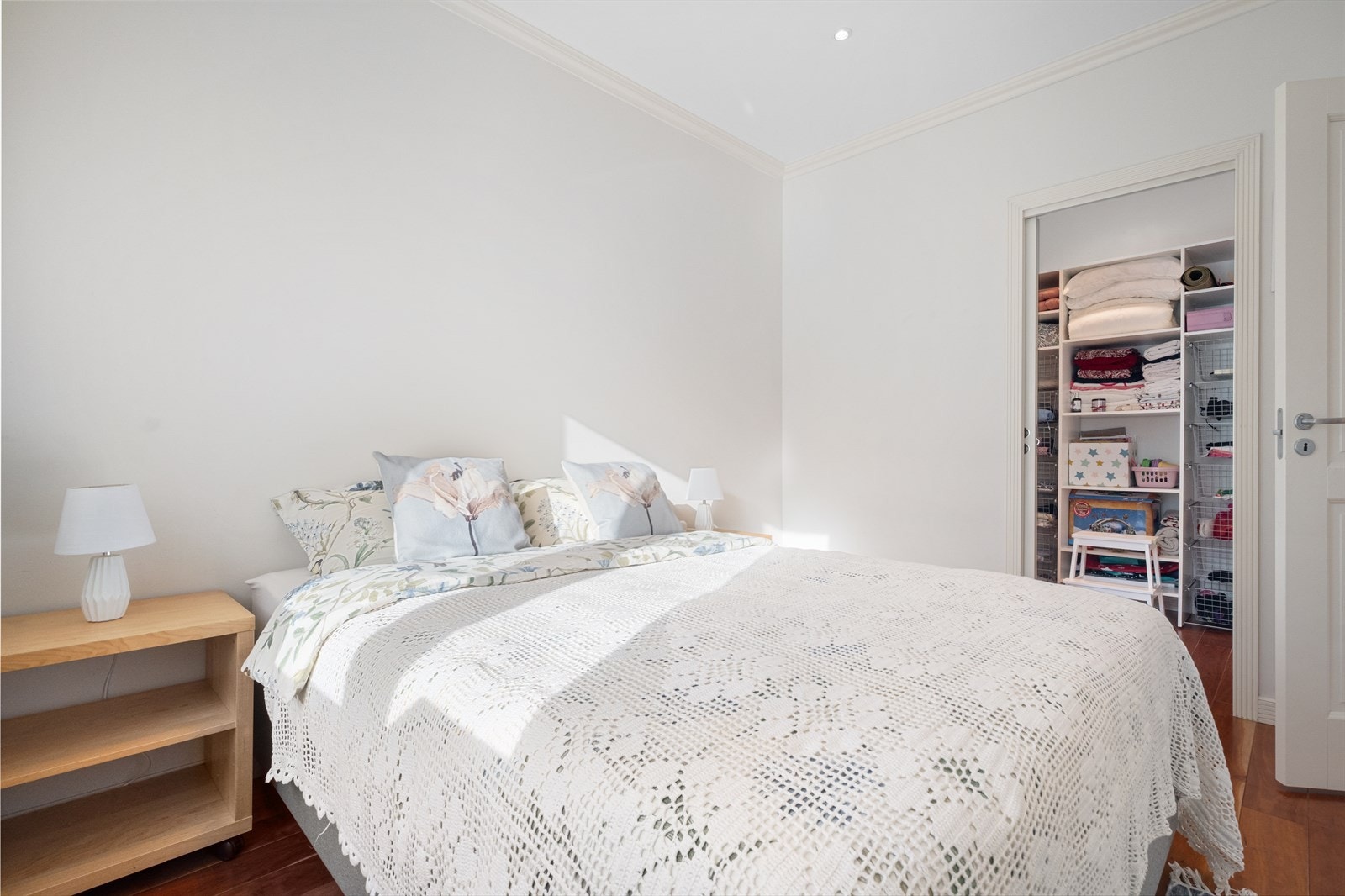 Like ved soverommet er det et ekstra rom som kan brukes som garderobe, kontorløsning eller sovealkove. Galleribilde