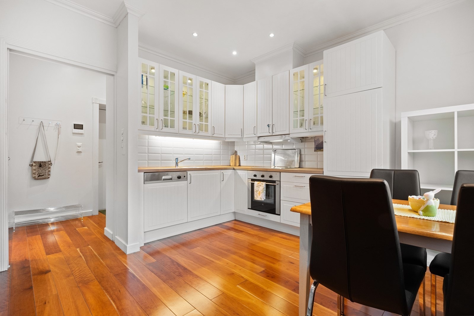 Leiligheten er lys og fin. Har gjennomgående tregulv og lysmalte vegger. Det er gjennomgående god takhøyde og spotter i taket. Galleribilde