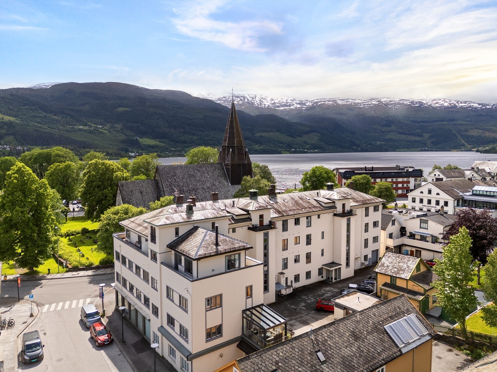 I byggets første etasje er det forretningsvirksomhet og så er det seksjonerte leiligheter i resterende etasjer. På byggets bakside er det parkeringsplasser bak bom som fordeles ved "første mann til mølla"-prinsippet. Galleribilde