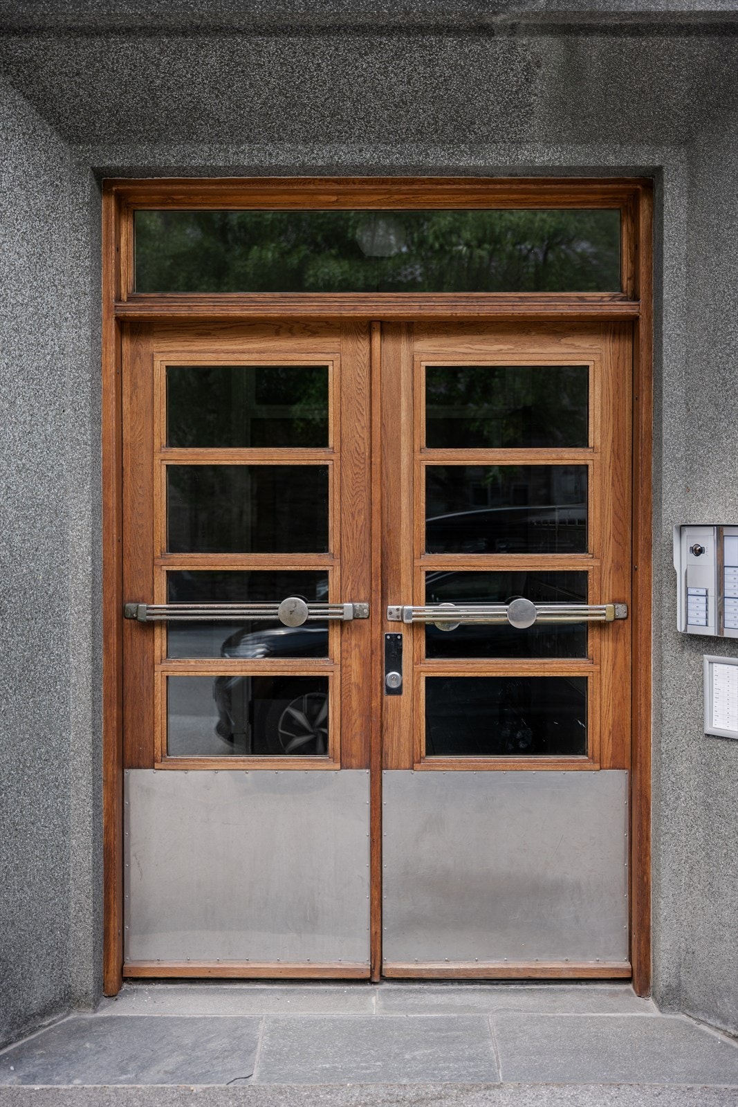 Klassisk og flott inngangsdør ønsker deg velkommen hjem. Galleribilde