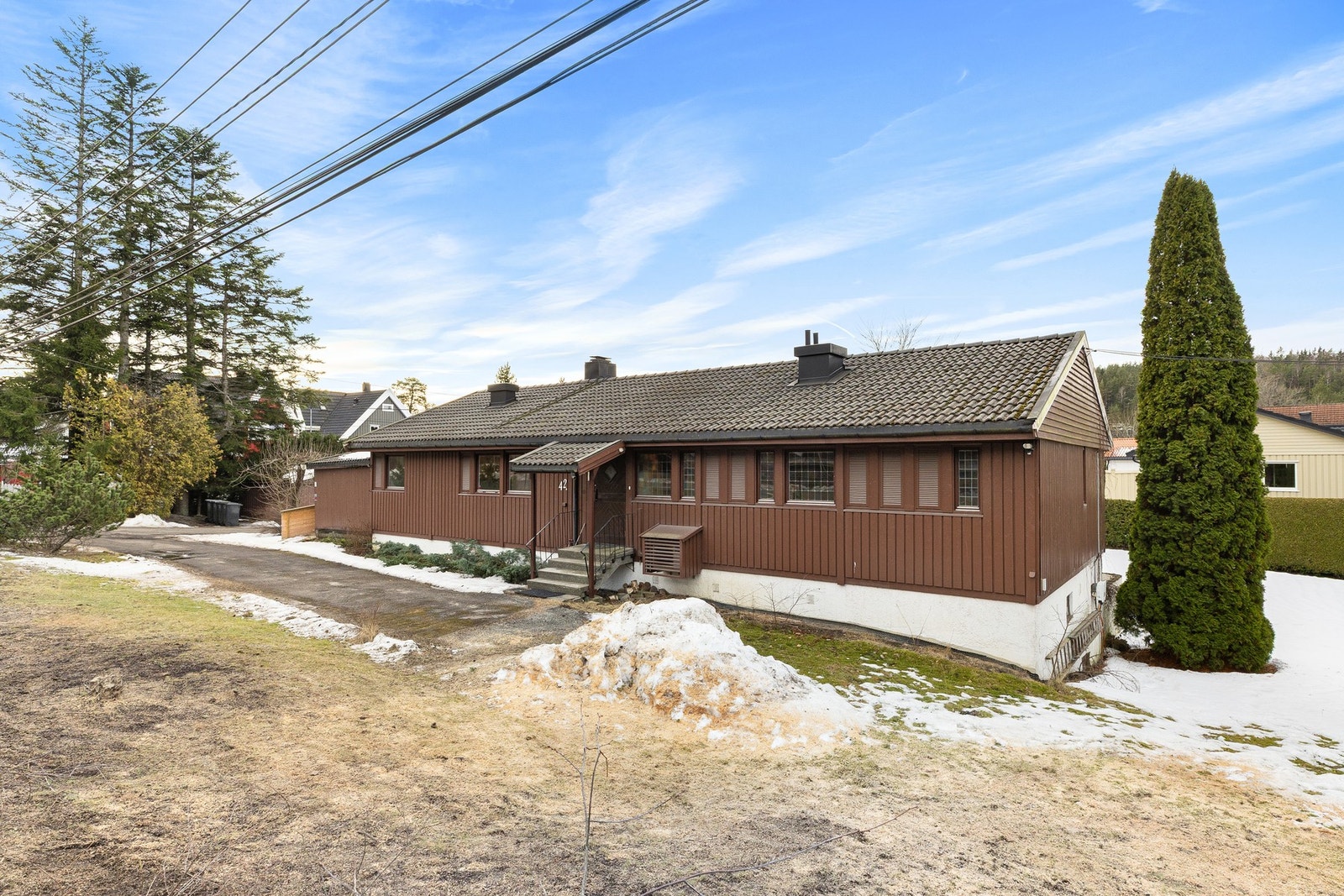 Tomten er pent opparbeidet med beplantning, terrasse og en nydelig hage som skaper en innbydende ramme rundt boligen. Galleribilde