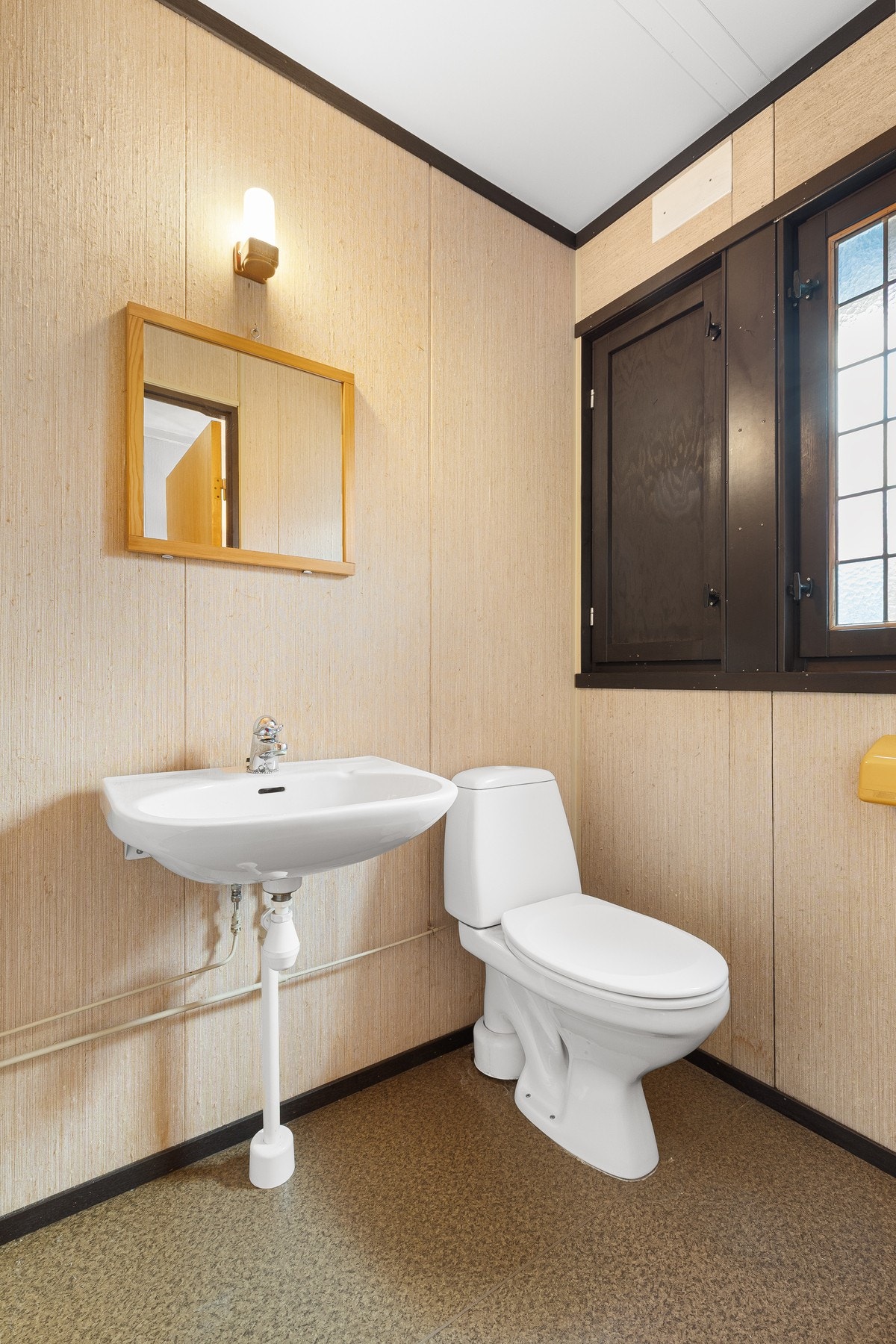 Toalettrommet ligger praktisk plassert ved entréen og er innredet med servant, speil over servant og toalett. Galleribilde