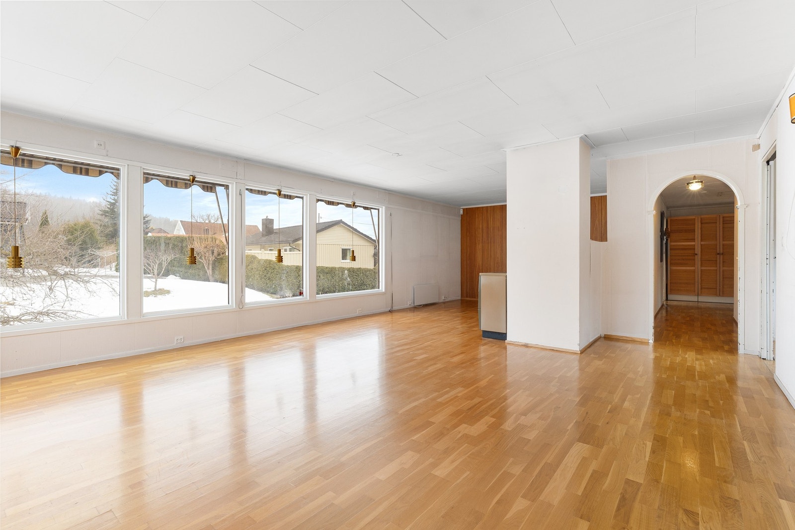 Store vindusflater slipper inn rikelig med naturlig dagslys og gir rommet en åpen og luftig følelse. Galleribilde