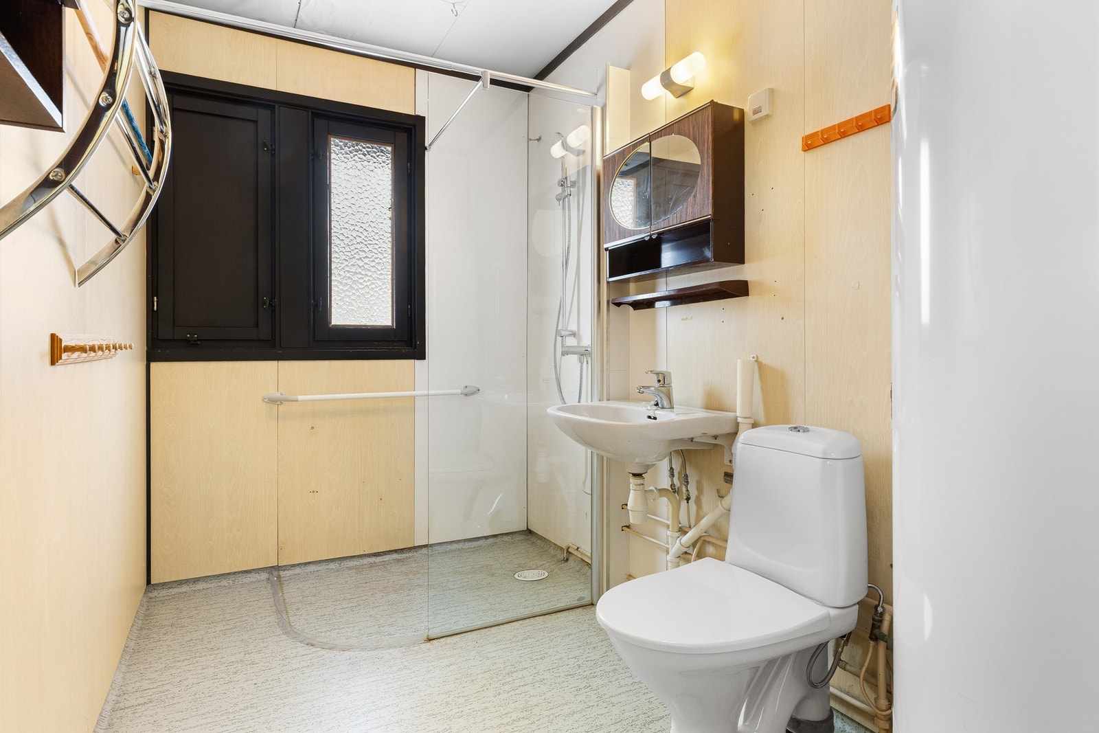 Det andre badet er innredet med servant, toalett og dusjnisje. Galleribilde