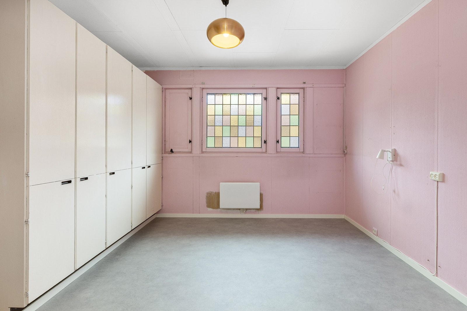 Soverommene i første etasje er utstyrt med garderobeskap. Galleribilde