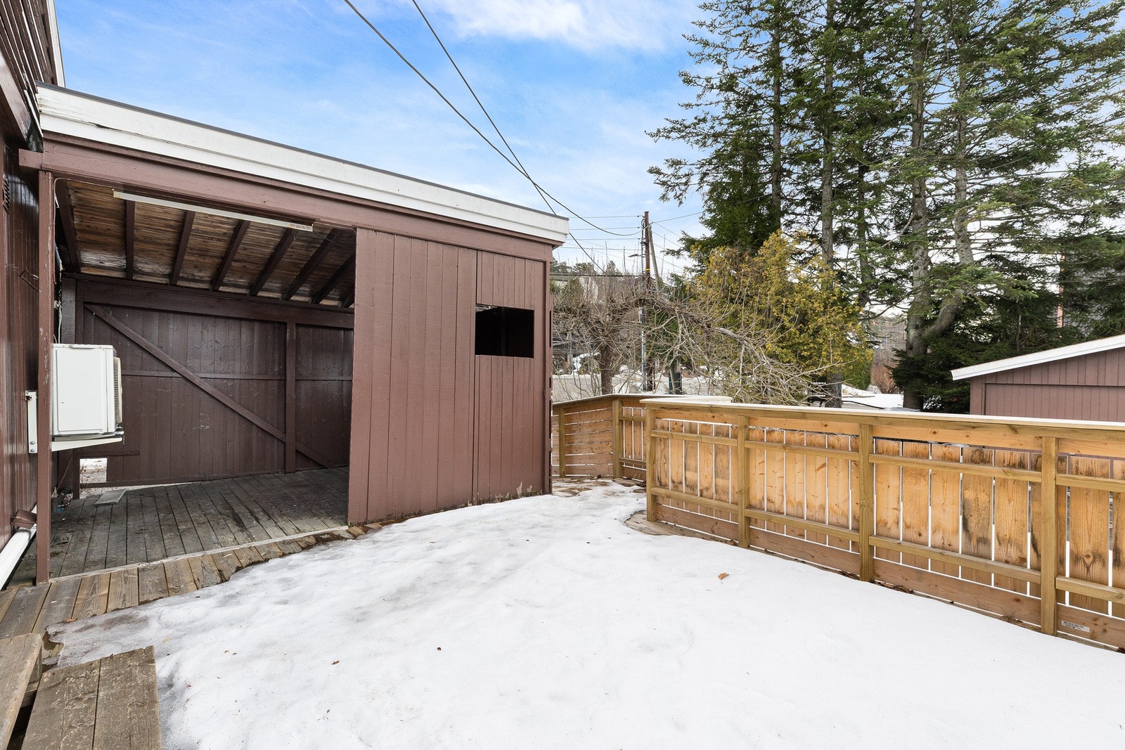 Terrassen er delvis overbygget og gir dermed gode muligheter for å nyte dager utendørs uavhengig av vær. Galleribilde