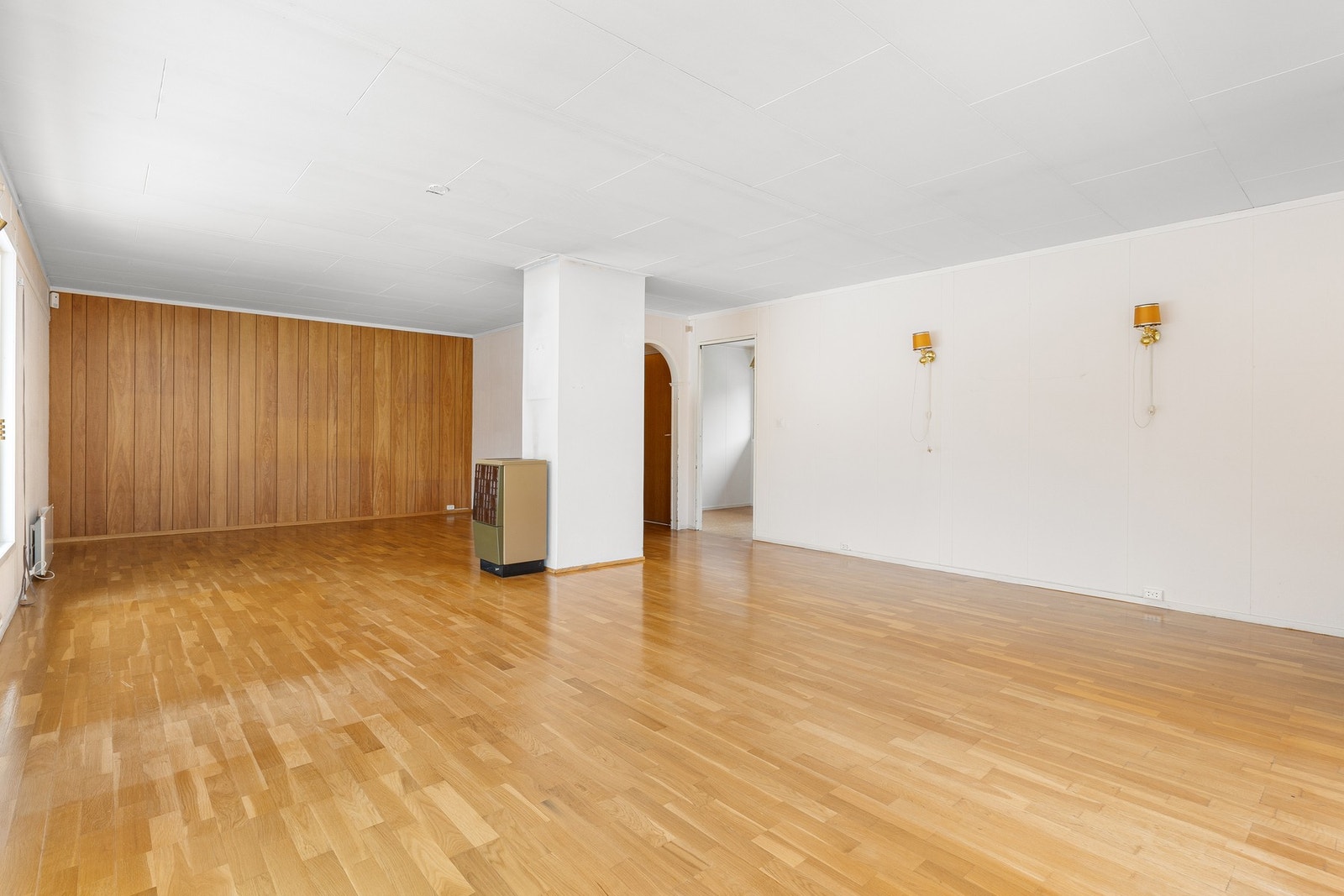 Her er det god plass til sofagruppe, TV-løsning og spisebord. Galleribilde