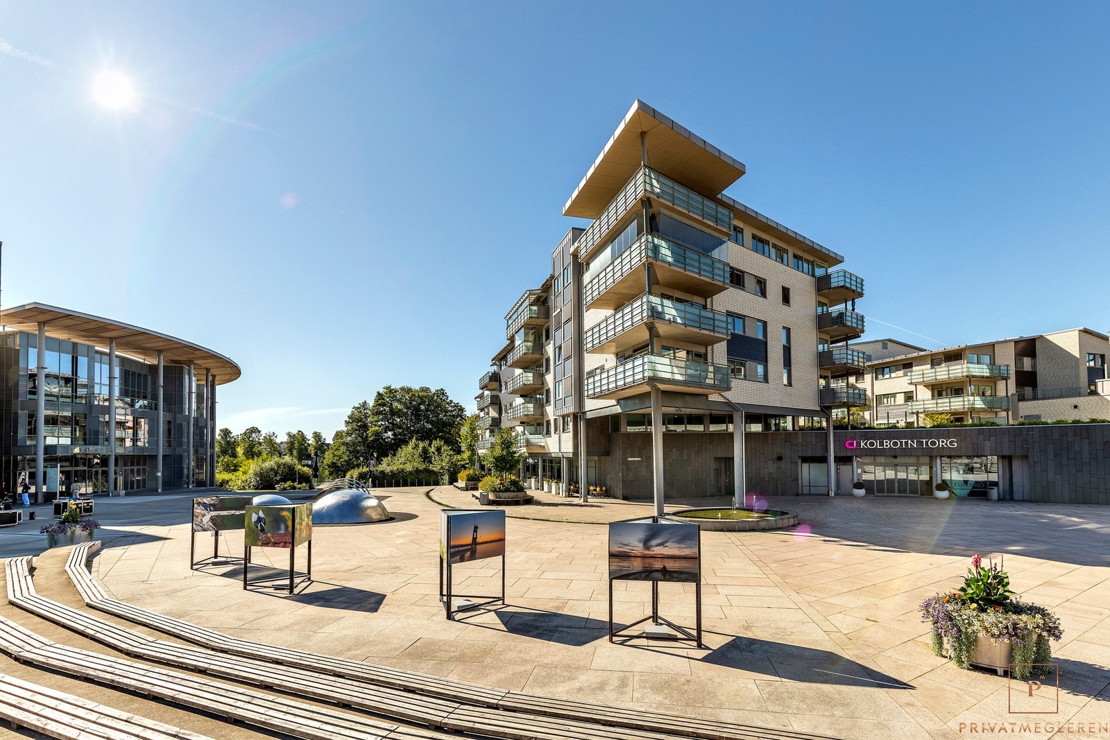 Kolbotn Torg har 50 butikker og restauranter, samt helse- og servicetjenester. Galleribilde