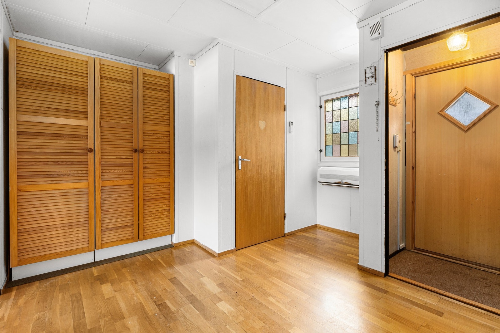 Videre fra entréen kommer man videre til en romslig gang utstyrt med garderobeskap. Galleribilde