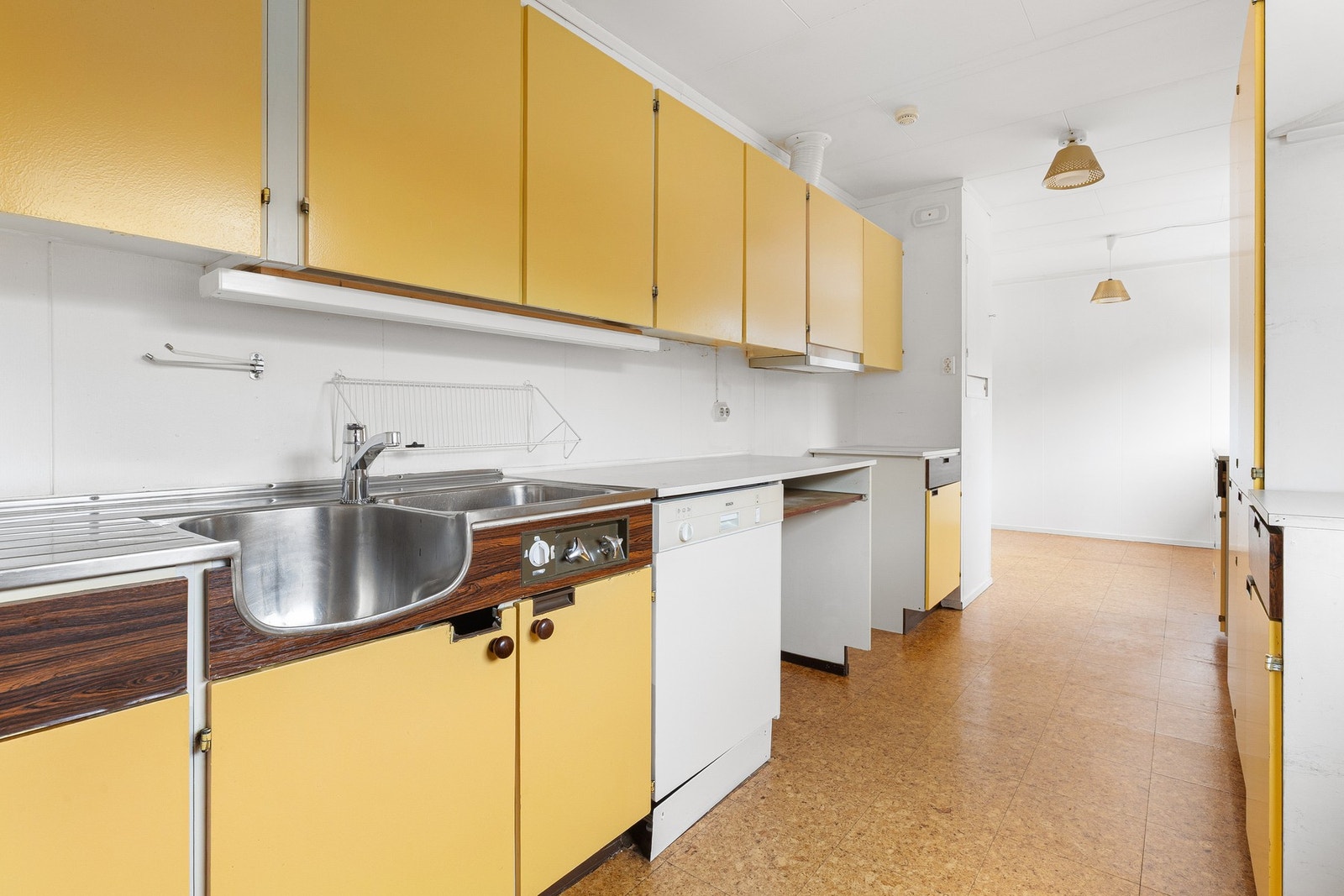 Kjøkkenet ligger adskilt fra stuen og har innredning med glatte fronter og laminerte benkeplater. Galleribilde