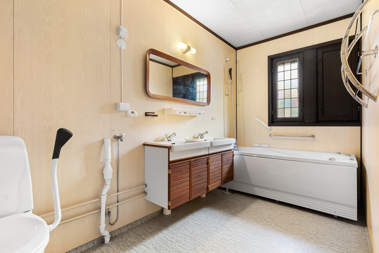 Det ene badet ligger i tilknytning til hovedsoverommet og er innredet med servantinnredning med to servanter, toalett og boblebadekar. Galleribilde