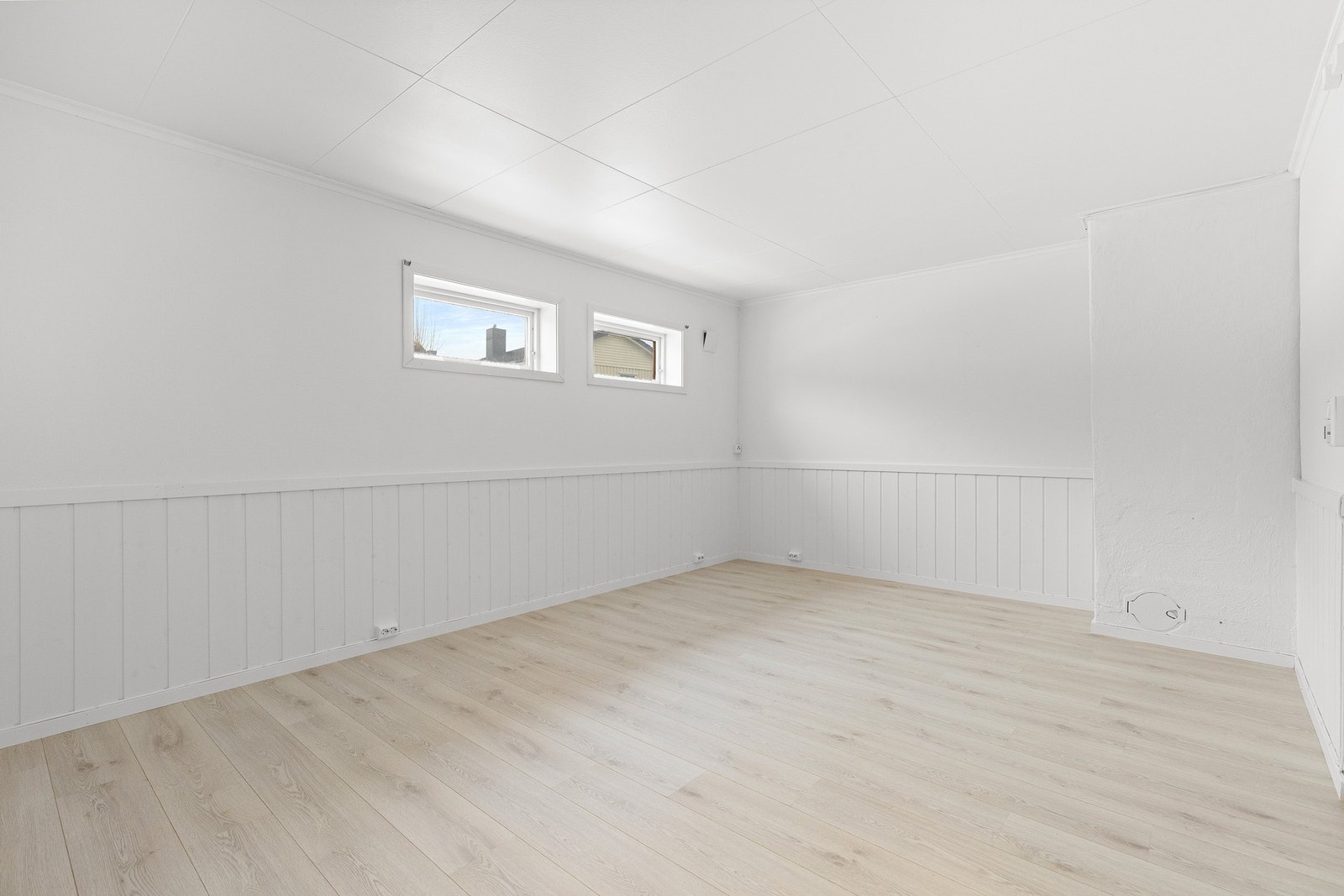 Stuen egner seg ypperlig som et ekstra oppholdsrom for familien eller som en egen sone for barna. Galleribilde