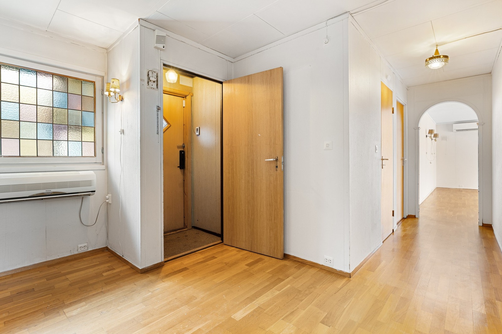 Vel innenfor døren møtes du av entréen med plass til å sette fra seg sko og henge fra seg yttertøy. Galleribilde