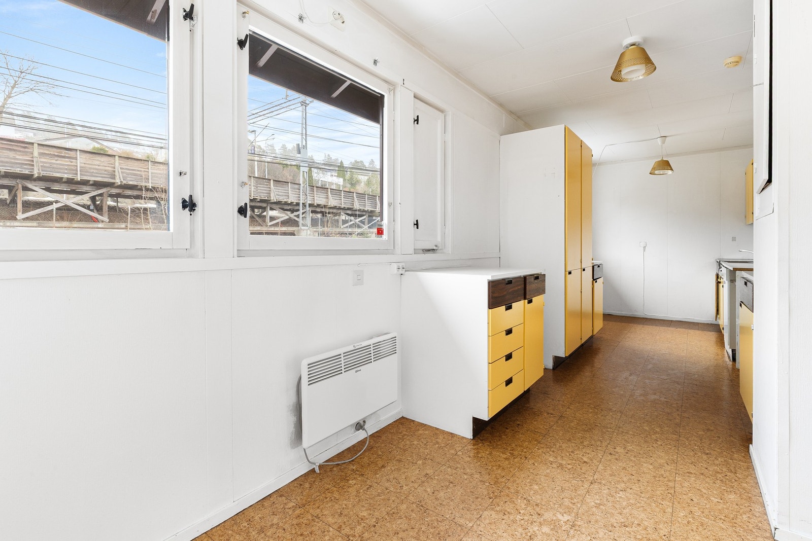 Rommet er romslig med gode oppbevaringsmuligheter, og det er ellers god plass til et spisebord. Galleribilde