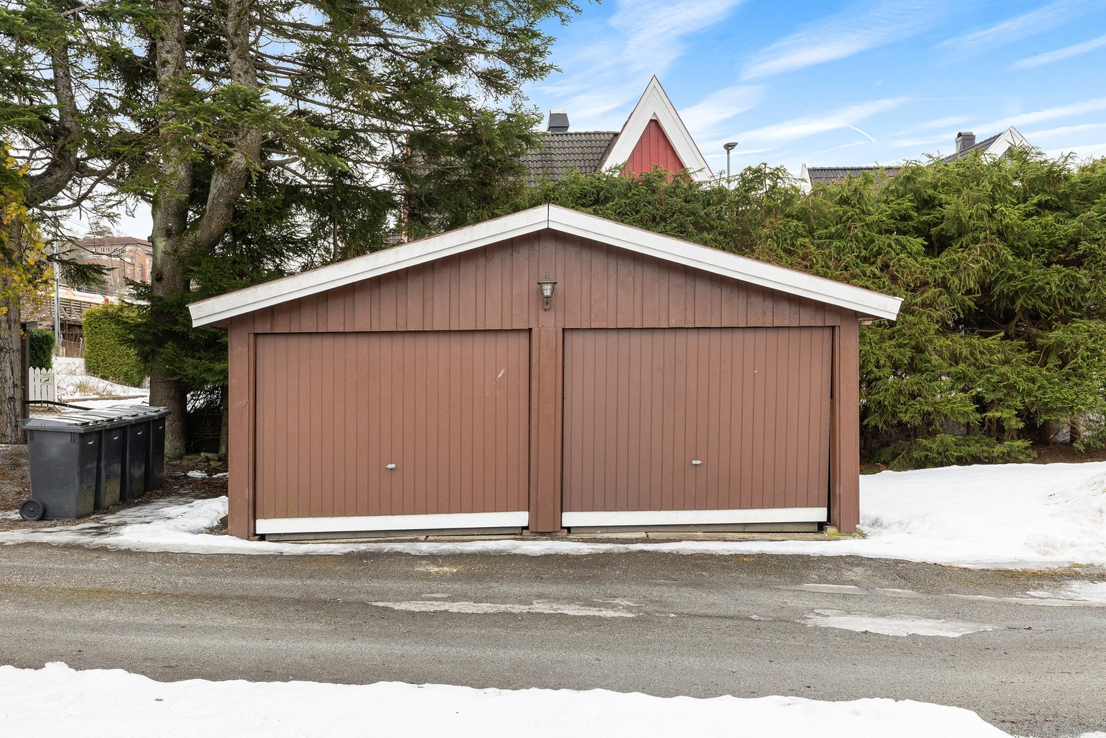 Det er parkering i dobbelgarasje og på gårdsplass. Galleribilde