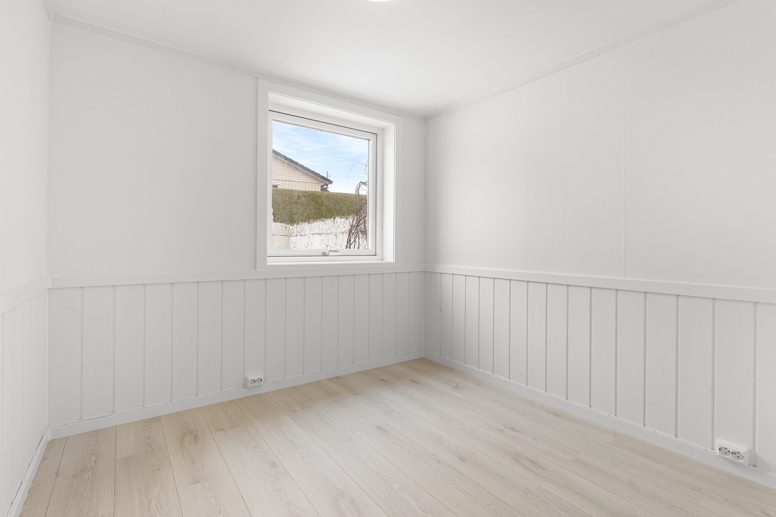 Soverommene har god plass til seng, nattbord og diverse garderobeløsninger. Galleribilde