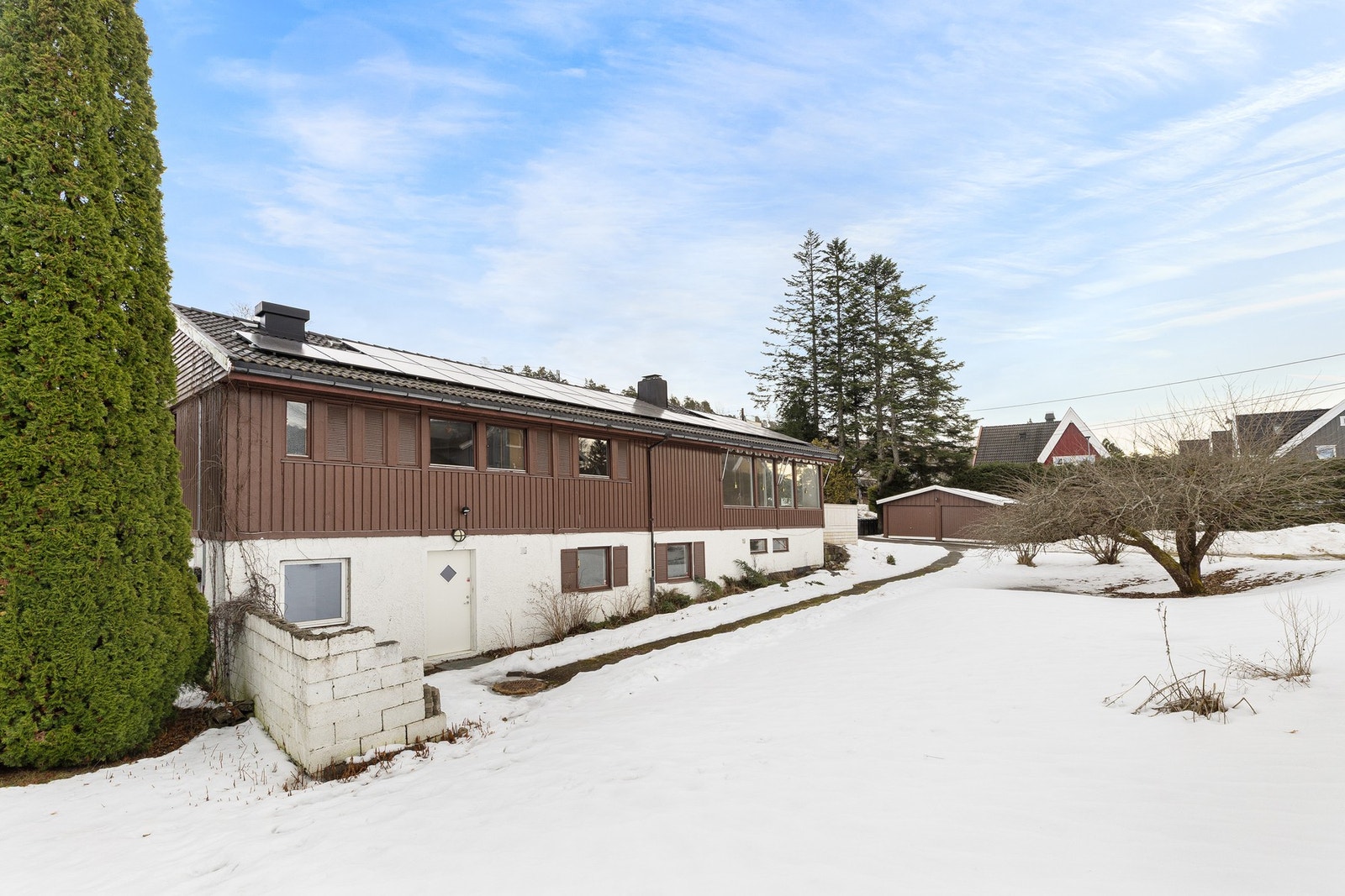 For barnefamilier er hagen perfekt som lekeområde, med rom for både trampoline, huskestativ og lek på plenen. Galleribilde