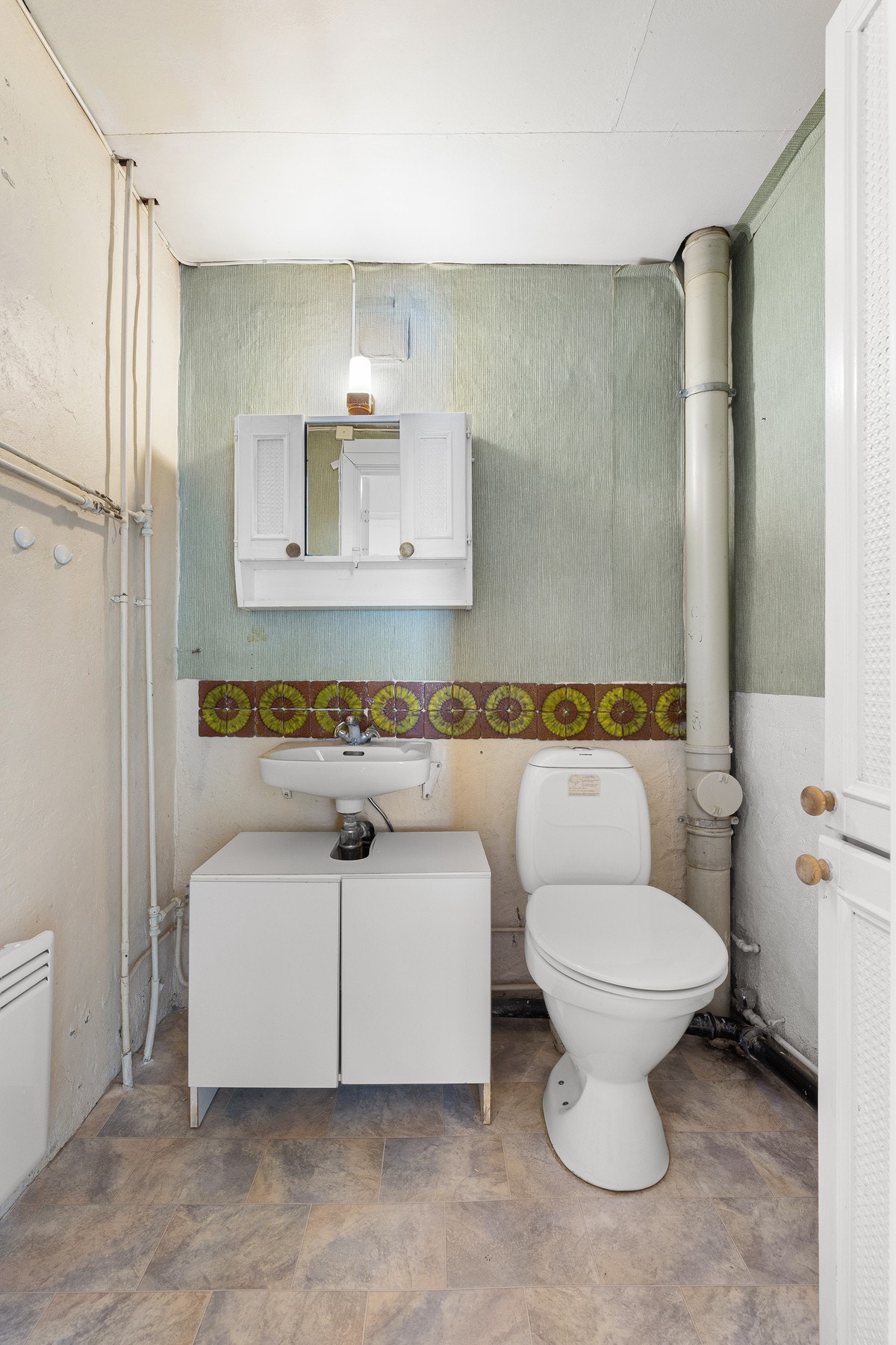 Toalettrom ligger vegg i vegg med dusjrommet og er innredet med servant, speil og toalett. Galleribilde