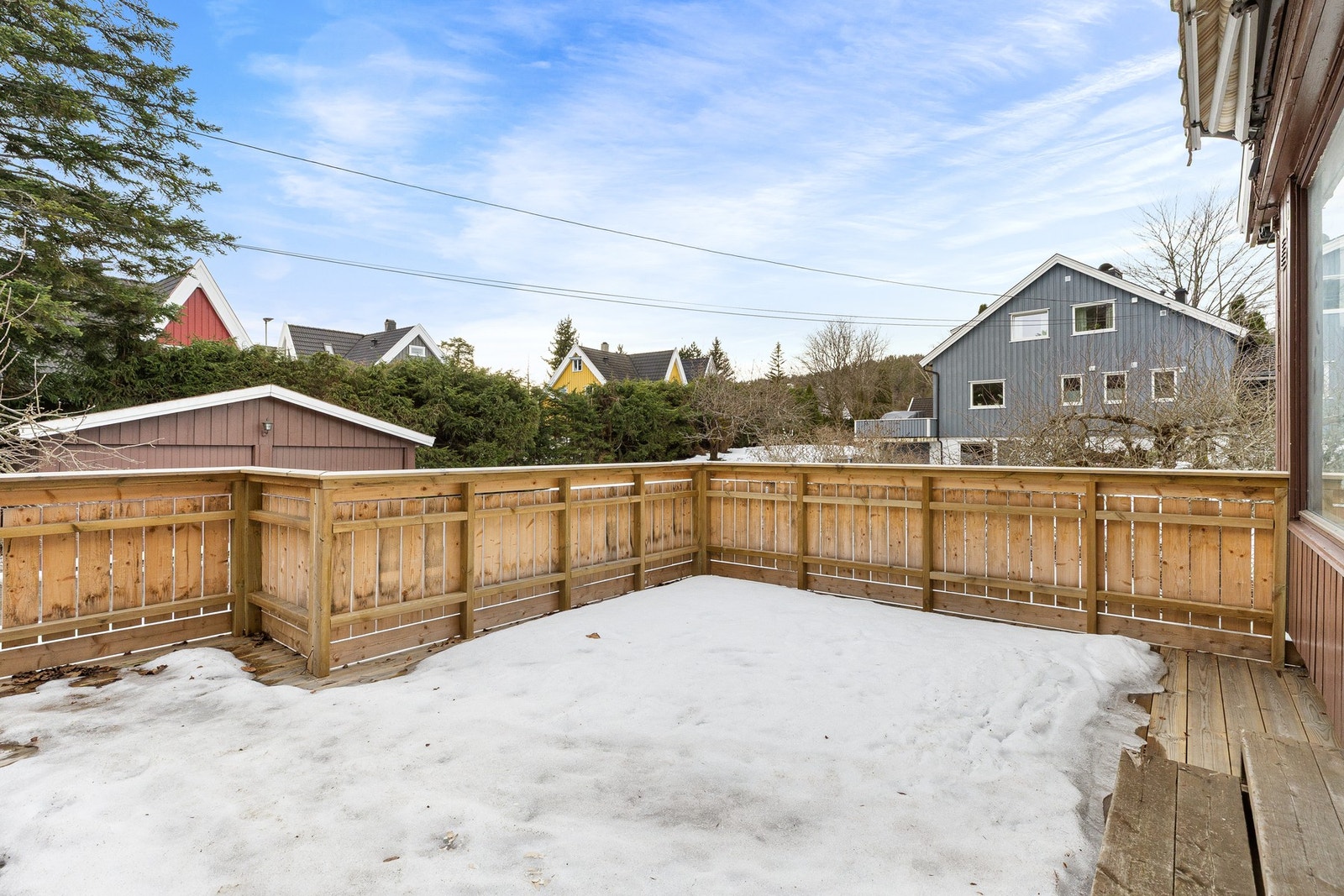 Fra stuen er det utgang til en terrasse på ca. 26 kvm. Galleribilde