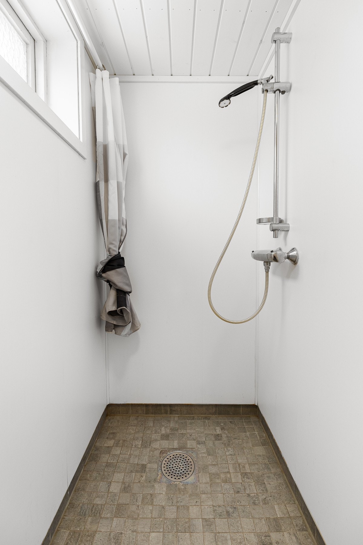 Badet er innredet med toalett og dusj. Galleribilde