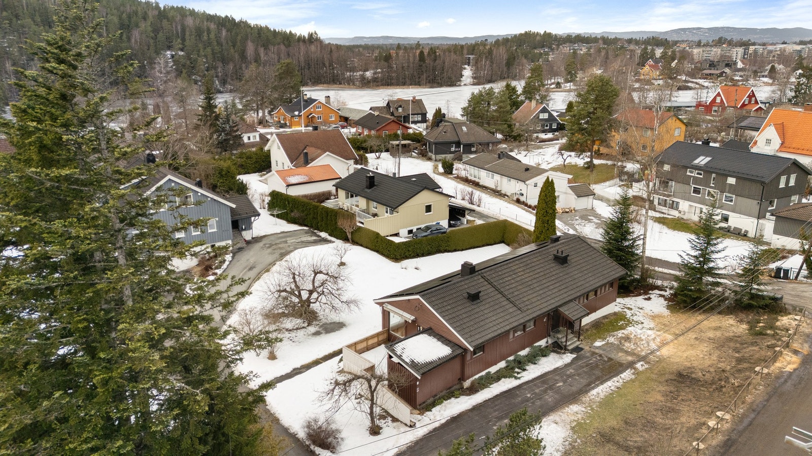 Boligen ligger i et veletablert, attraktivt boligområde på Kolbotn/Solbråtan med kort vei til skoler, barnehager, kollektiv og Kolbotn Torg. Galleribilde