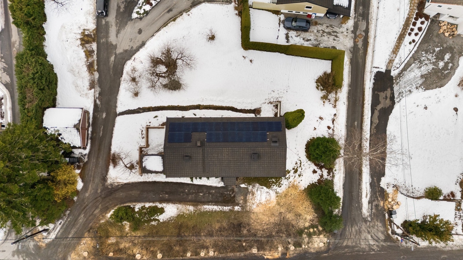 Det er montert solcellepanel på vestsiden av taket. Galleribilde