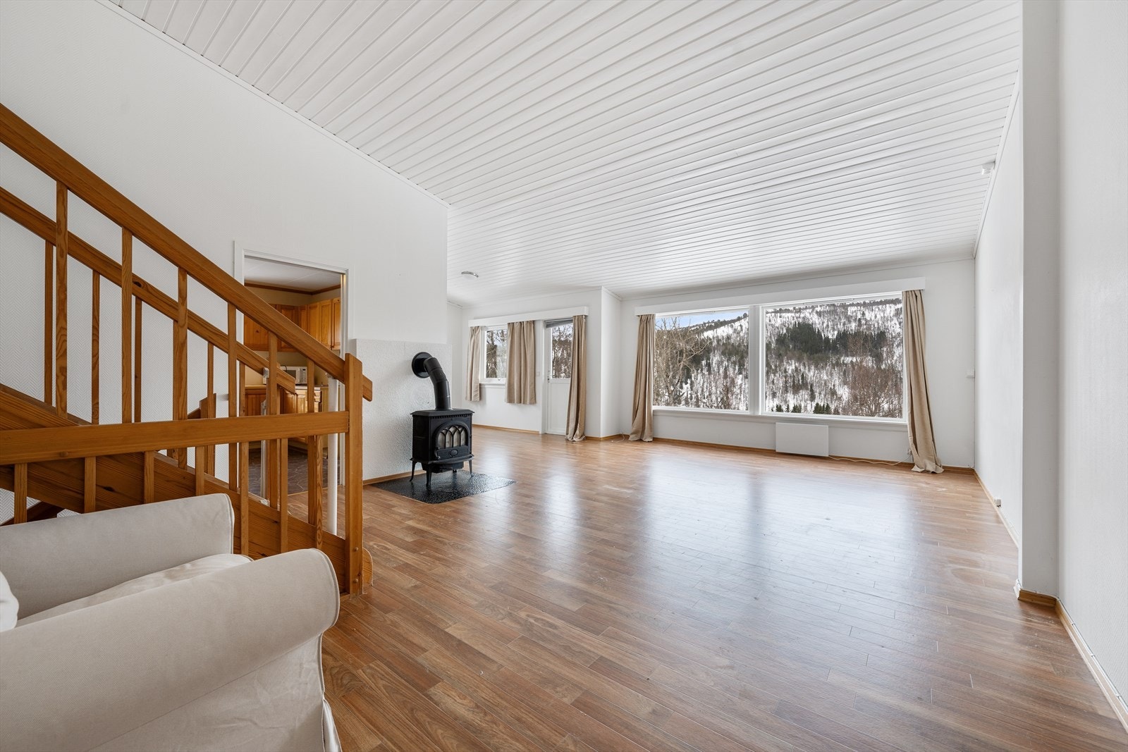 Fra stua har man utgang til veranda Galleribilde