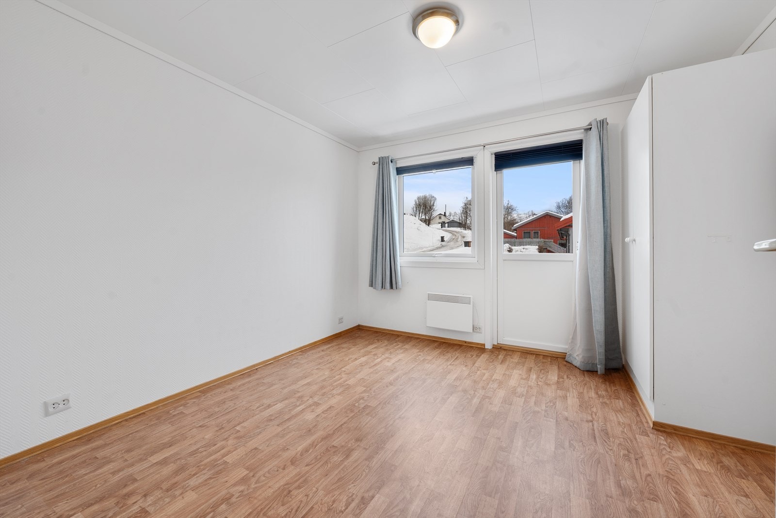 Soverom 1 i 4.etg, her har man også utgang til veranda Galleribilde