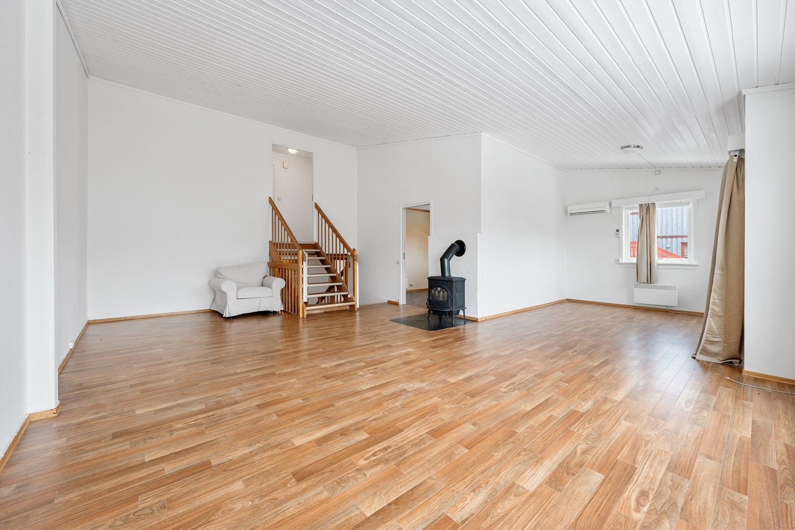 Her har man god plass til både sofagruppe og spisegruppe Galleribilde
