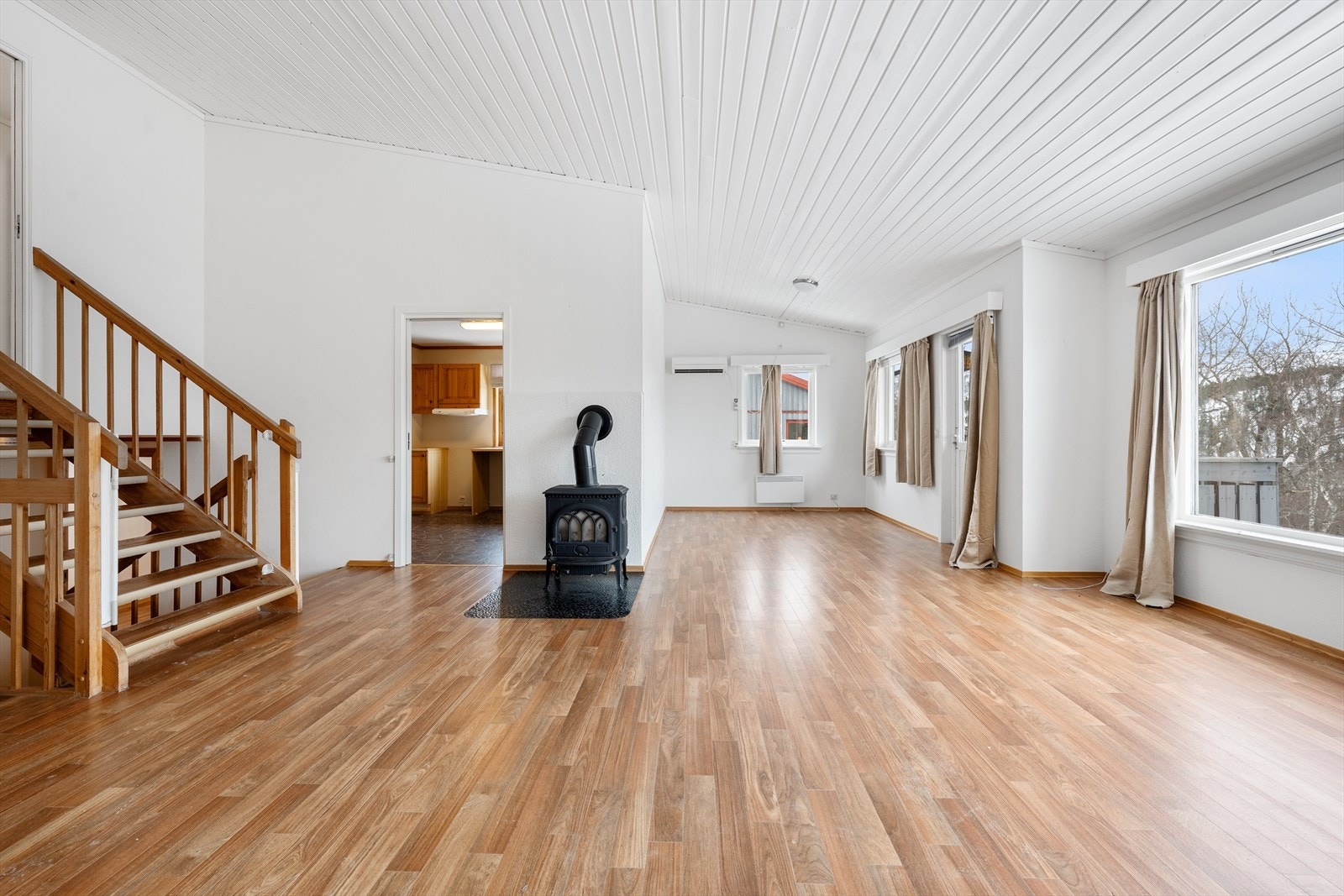 Lys og romslig stue Galleribilde