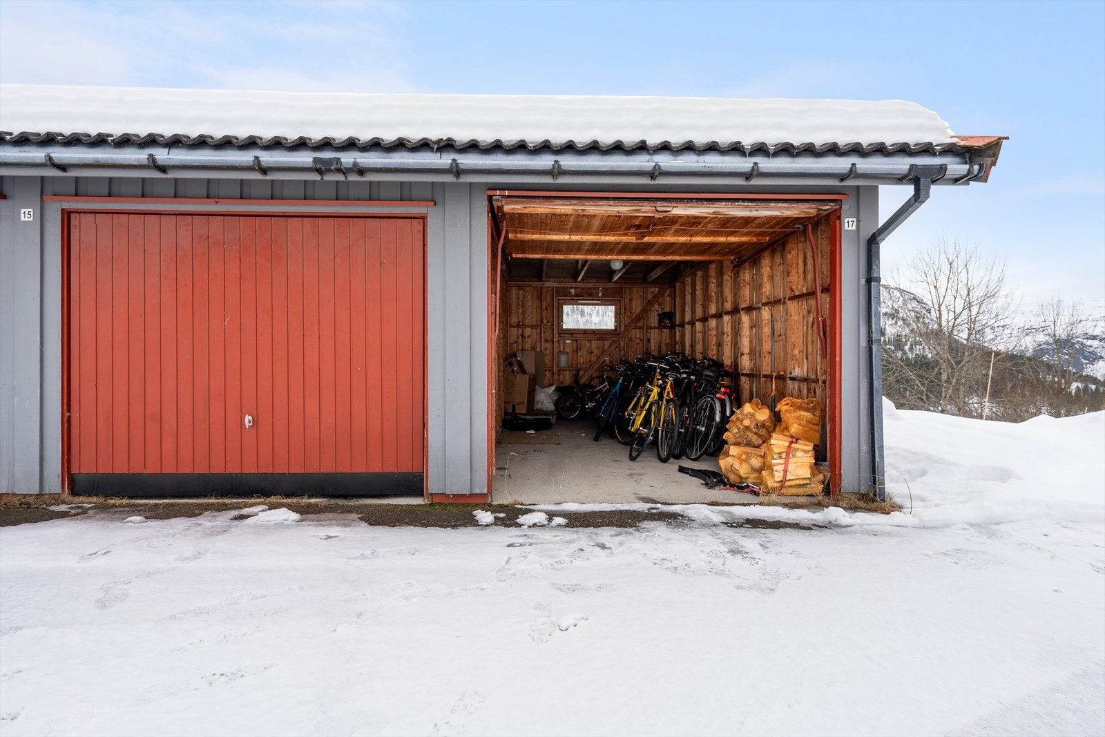 Parkering markert nr.15 i felles garasje. Plass til en bil. Galleribilde