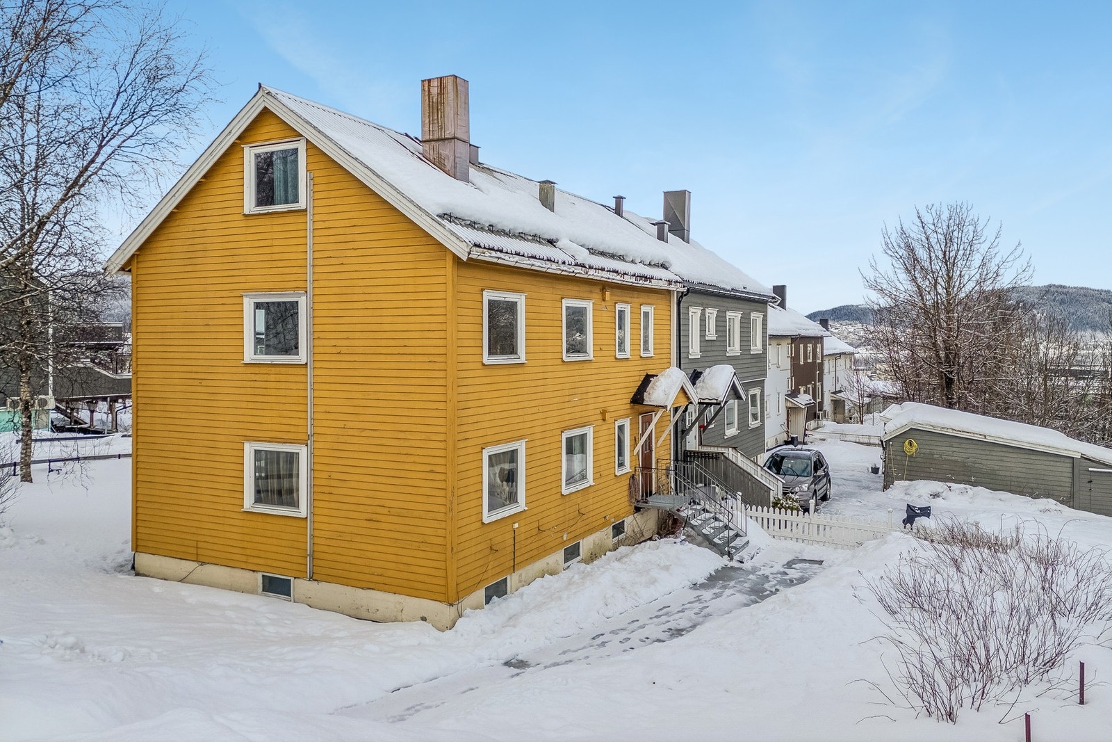 Hel tomannsbolig i Toraneset. Hjørnetomt. Trenger renovering Galleribilde