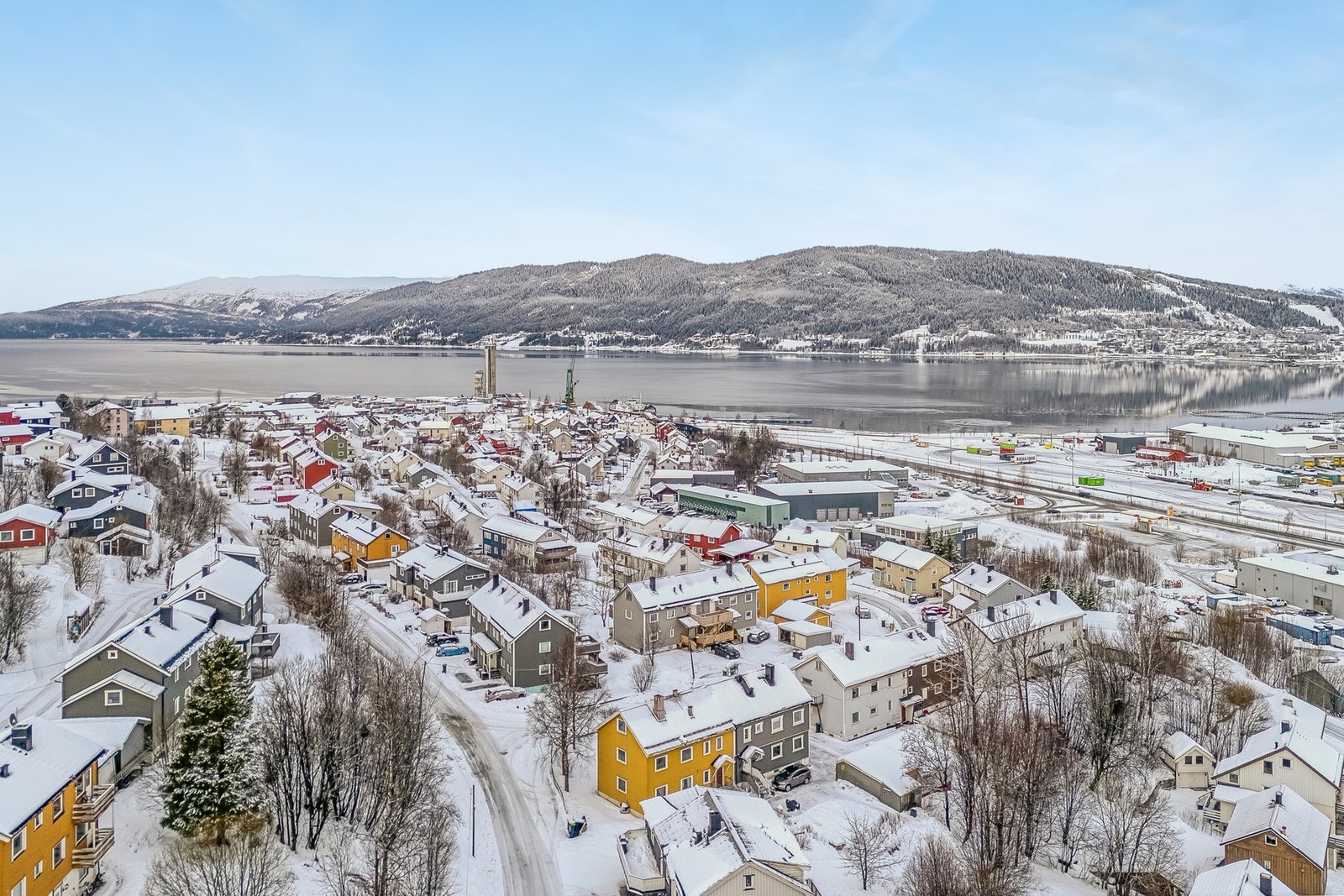 Dronebilde av boligen og nærområdet Galleribilde
