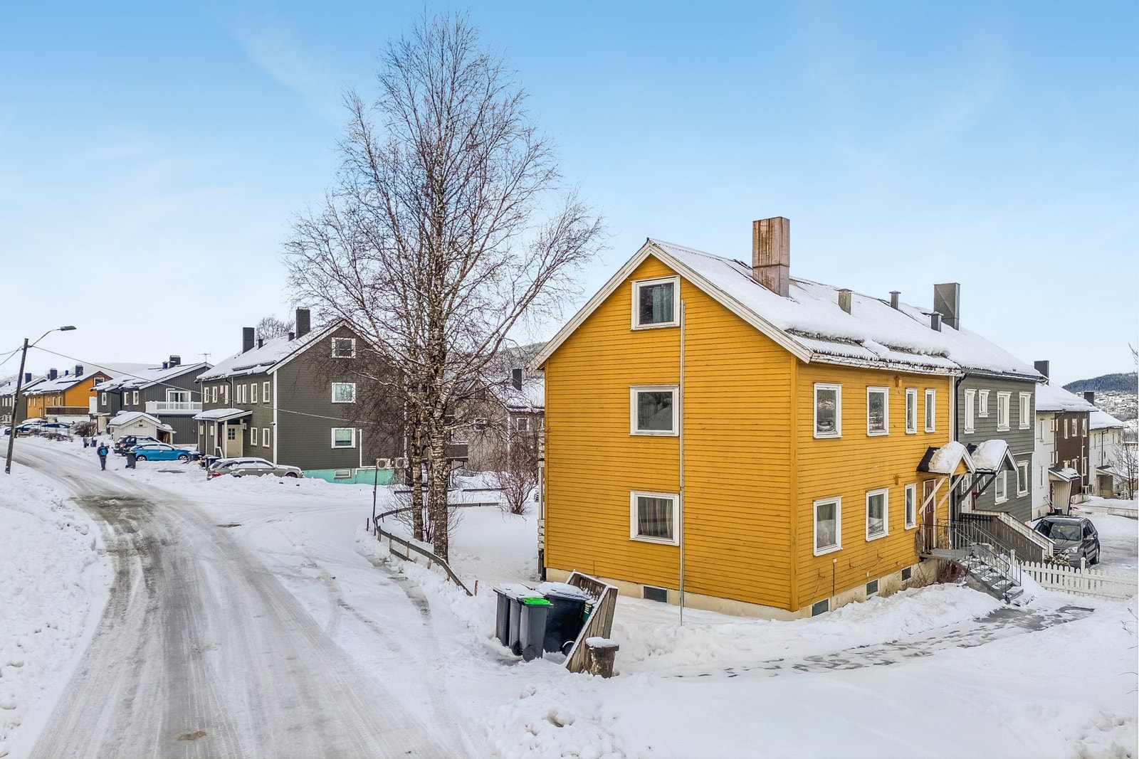 Eiendommen ligger på en lun hjørnetomt Galleribilde
