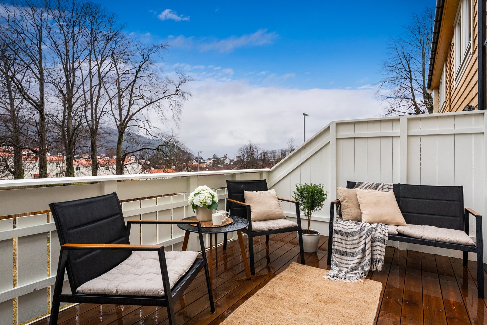 - Huset har hyggelige uteområder med terrasse, hage og steinbelagt inngangsparti - Galleribilde